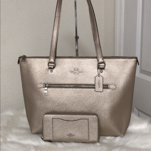 Coach Handbags - 💃COACH SET GALLERY TOTE AND WALLET
